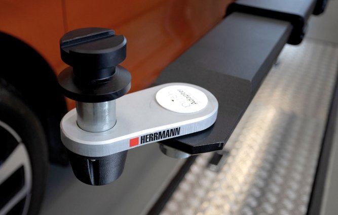 Herrmann Herrmann rivoluziona il sollevamento dei veicoli elettrici